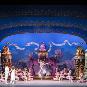 Záběry z klasického představení Louskáček v podání  Anglického národního baletu.