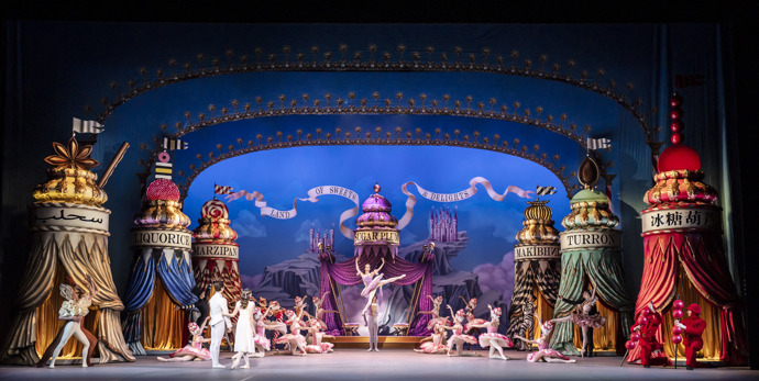 Záběry z klasického představení Louskáček v podání  Anglického národního baletu.