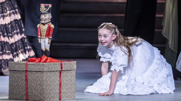 Záběry z klasického představení Louskáček v podání  Anglického národního baletu.