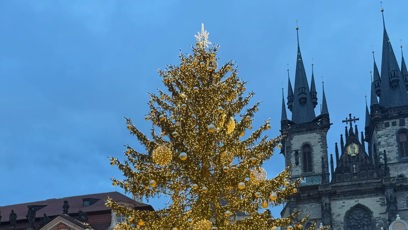 FOTO: Ornella vzala děti na Staroměstské náměstí.