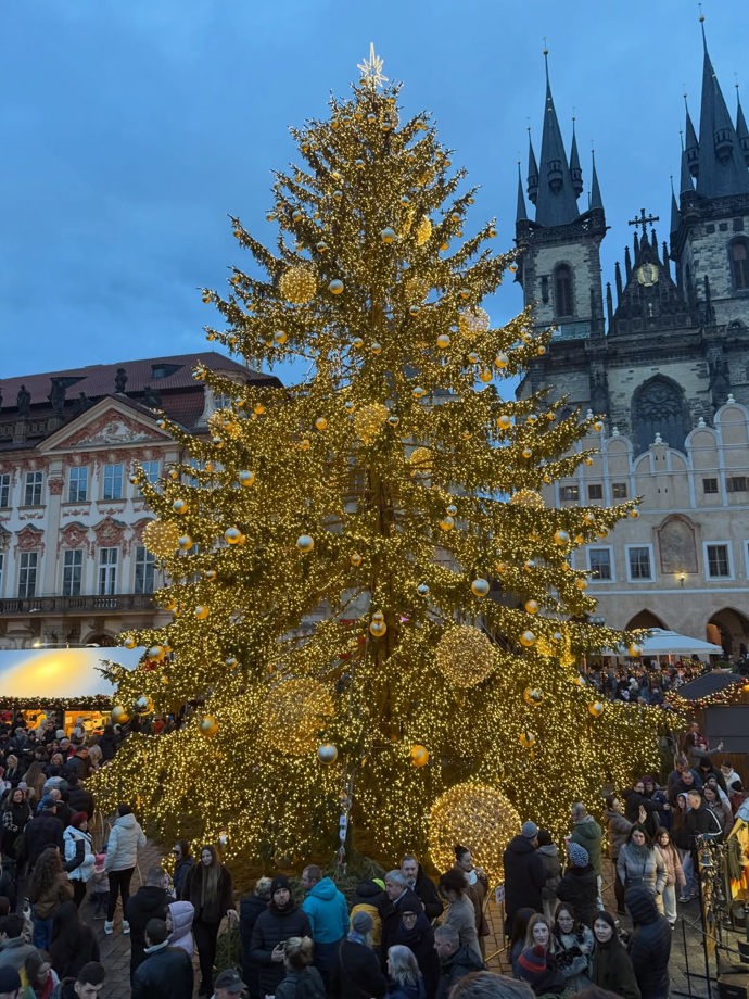 Ornella vzala děti na Staroměstské náměstí.