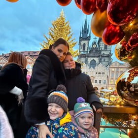Ornella Koktová s dětmi na vánočních trzích.
