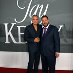 George Clooney a Adam Sandler oslavili třicet let přátelství společným projektem - filmem Jay Kelly, který můžete od 5. prosince zhlédnout na Netflixu.