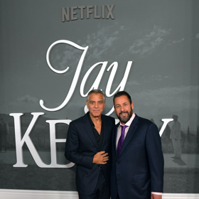 George Clooney a Adam Sandler oslavili třicet let přátelství společným projektem - filmem Jay Kelly, který můžete od 5. prosince zhlédnout na Netflixu.