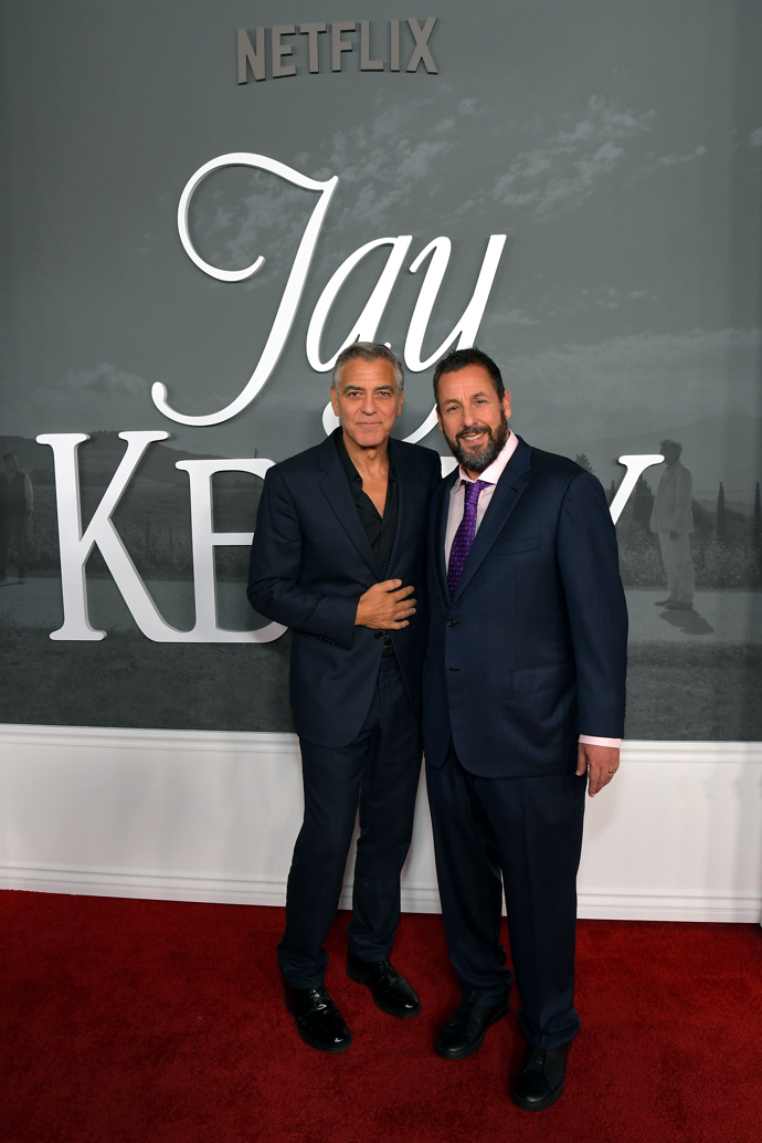 George Clooney a Adam Sandler oslavili třicet let přátelství společným projektem - filmem Jay Kelly, který můžete od 5. prosince zhlédnout na Netflixu.