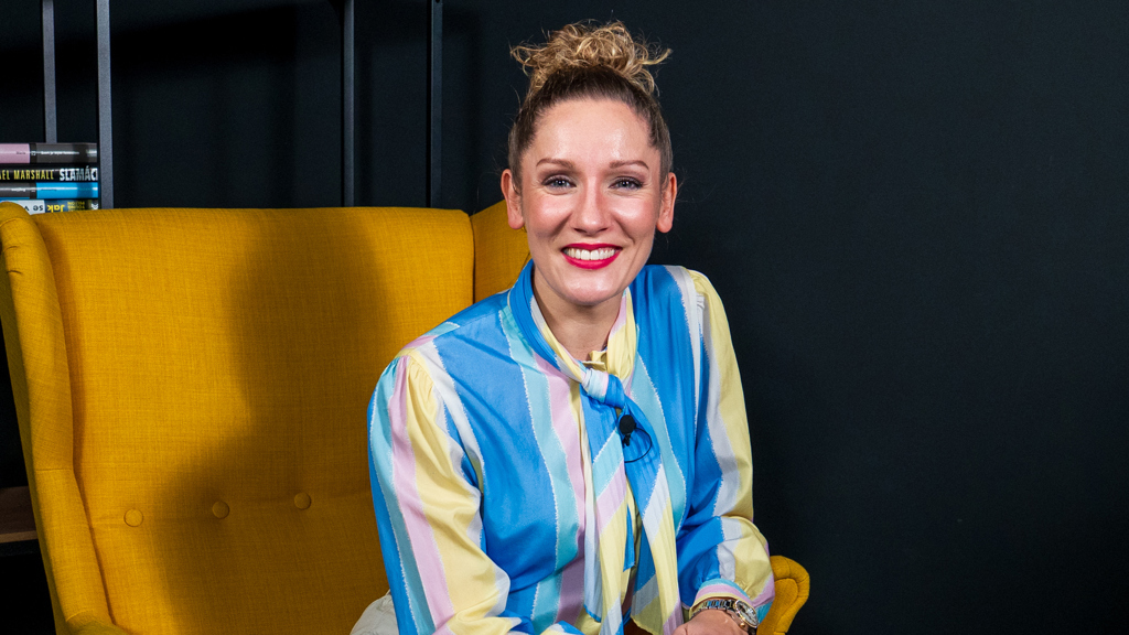 Andrea Gabrišová v pořadu Extra Host. 