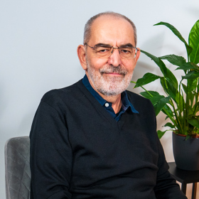 Talkshow Na kafeečko navštívil básník a herec Ivo Šmoldas.