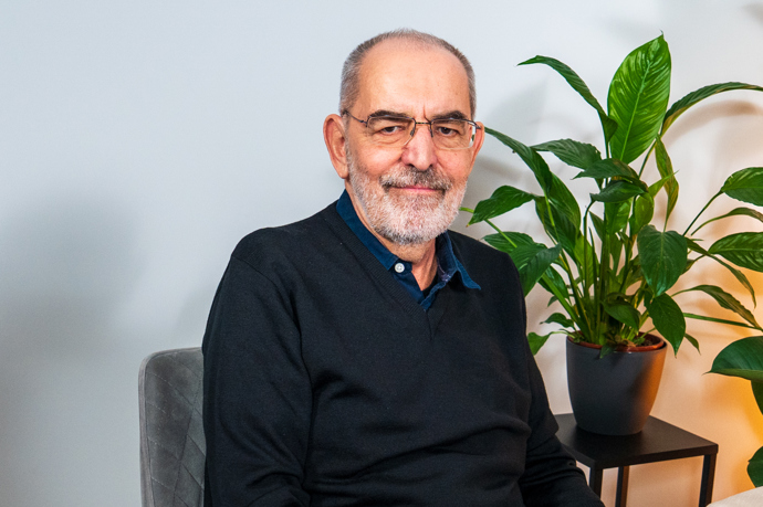 Talkshow Na kafeečko navštívil básník a herec Ivo Šmoldas.