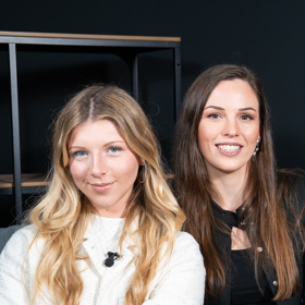 Kristýna Slavíková a Natálie Krumlovská v pořadu eXtra Host.