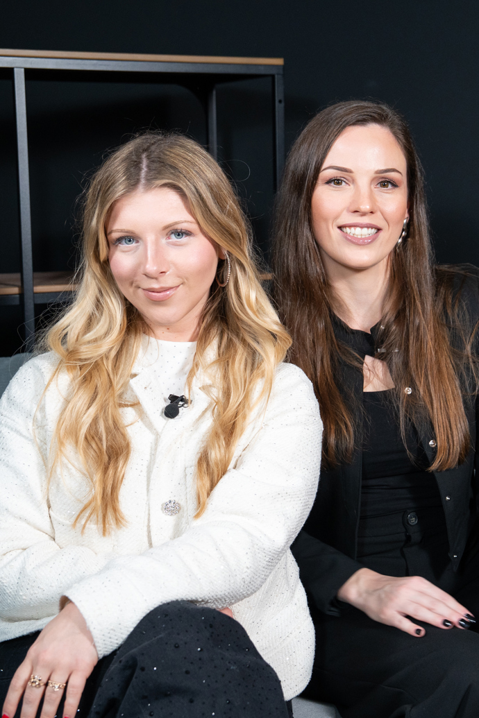 Kristýna Slavíková a Natálie Krumlovská v pořadu eXtra Host.