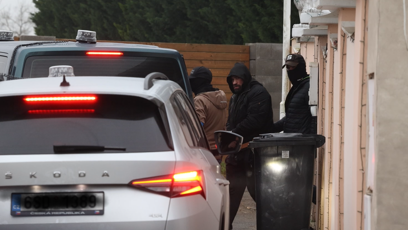 FOTO: Karlose Vémolu odvádějí v poutech.