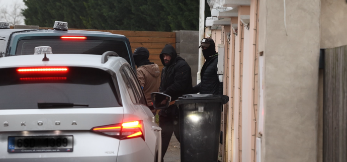 Karlose Vémolu odvádějí v poutech.