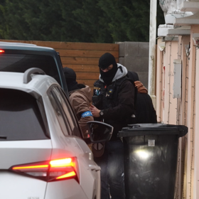 Karlose Vémolu odvádějí v poutech.