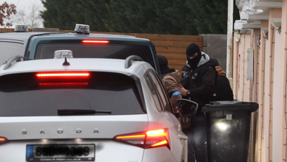 FOTO: Karlose Vémolu odvádějí v poutech.