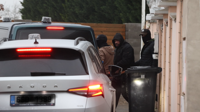 FOTO: Karlose Vémolu odvádějí v poutech.