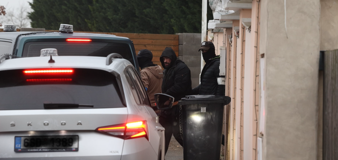 Karlose Vémolu odvádějí v poutech.