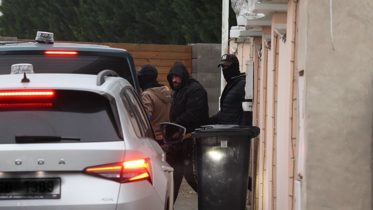 Karlose Vémolu odvádějí v poutech.