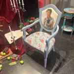 Každého na první dobrou zaujme podobizna návrhářky v opěradle židle.