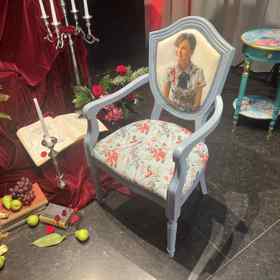 Každého na první dobrou zaujme podobizna návrhářky v opěradle židle.