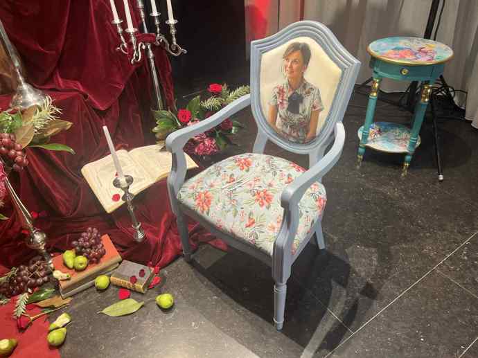 Každého na první dobrou zaujme podobizna návrhářky v opěradle židle.