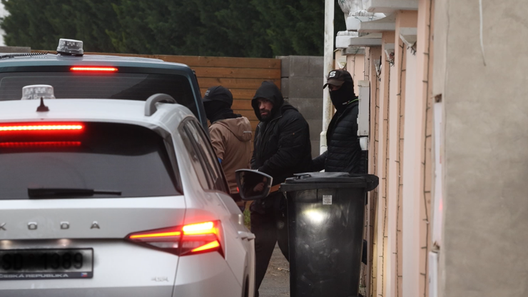 Karlose Vémolu odvádějí v poutech.