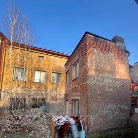 Zadní část domu je ve velmi špatném stavu.