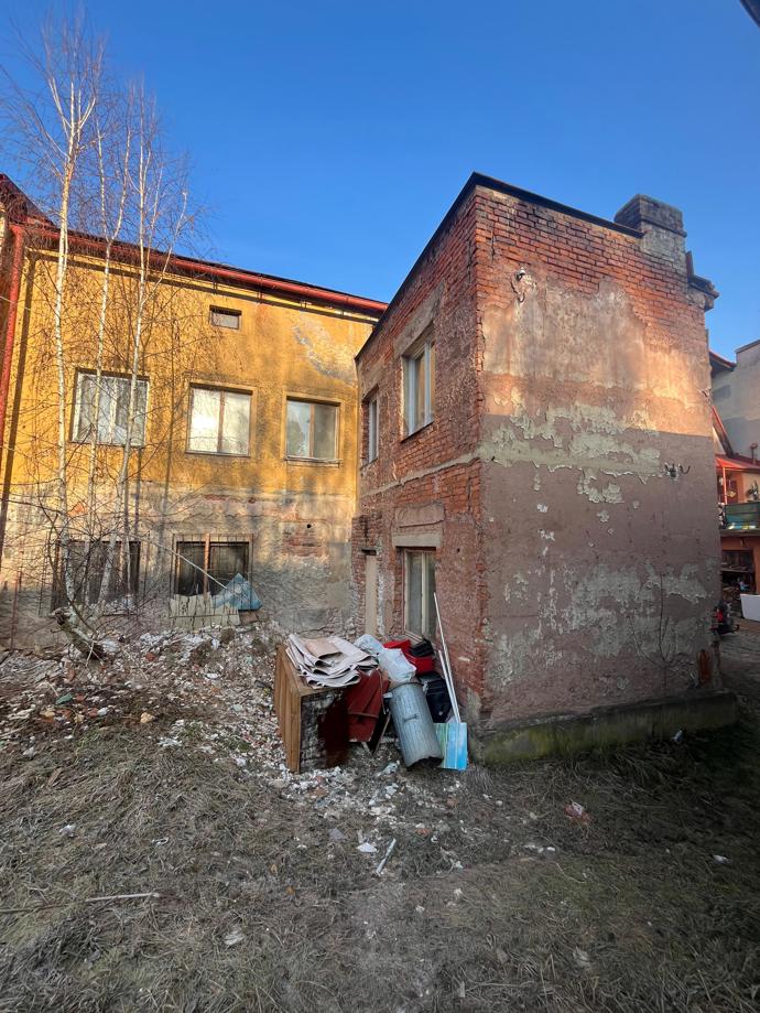 Zadní část domu je ve velmi špatném stavu.