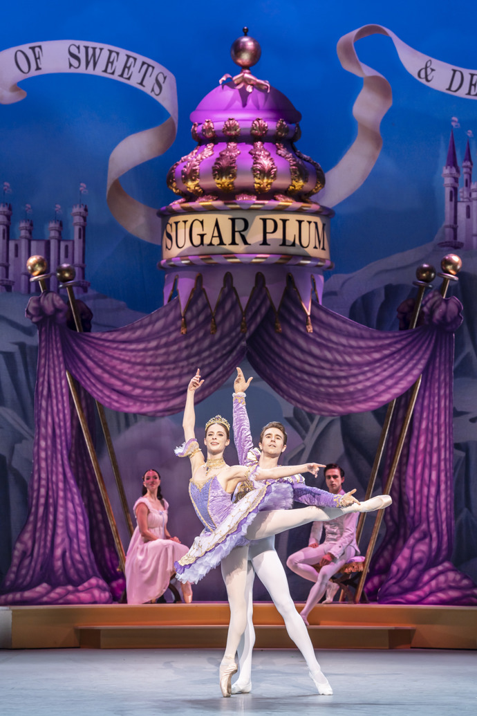 Záběry z klasického představení Louskáček v podání  Anglického národního baletu.