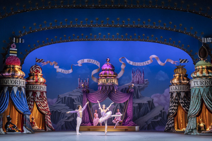 Záběry z klasického představení Louskáček v podání  Anglického národního baletu.