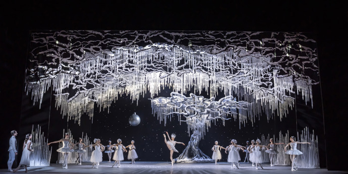 Záběry z klasického představení Louskáček v podání  Anglického národního baletu.