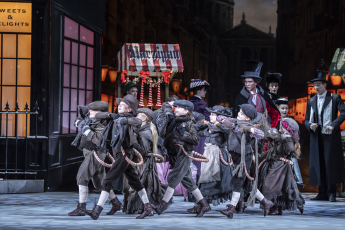 Záběry z klasického představení Louskáček v podání  Anglického národního baletu.