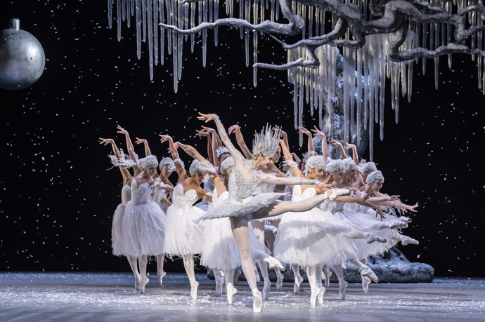 Záběry z klasického představení Louskáček v podání  Anglického národního baletu.