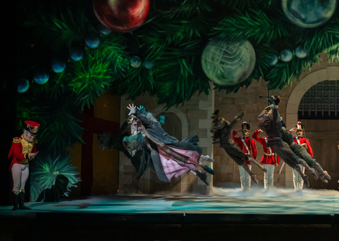 Záběry z klasického představení Louskáček v podání  Anglického národního baletu.