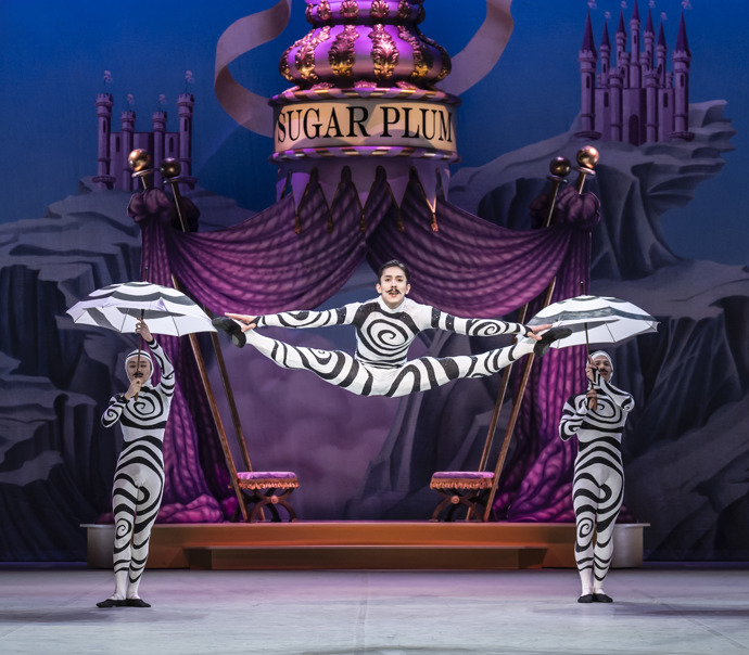 Záběry z klasického představení Louskáček v podání  Anglického národního baletu.