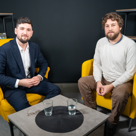 Matěj Gregor s moderátorem pořadu eXtra Host.