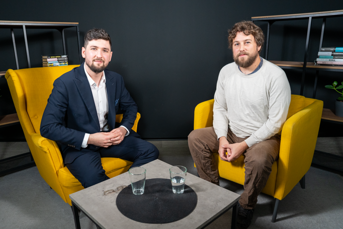 Matěj Gregor s moderátorem pořadu eXtra Host.