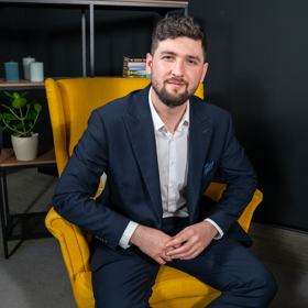 Extra host Matěj Gregor.