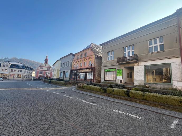 Karlos Vémola si koupil dům v Úpicích.