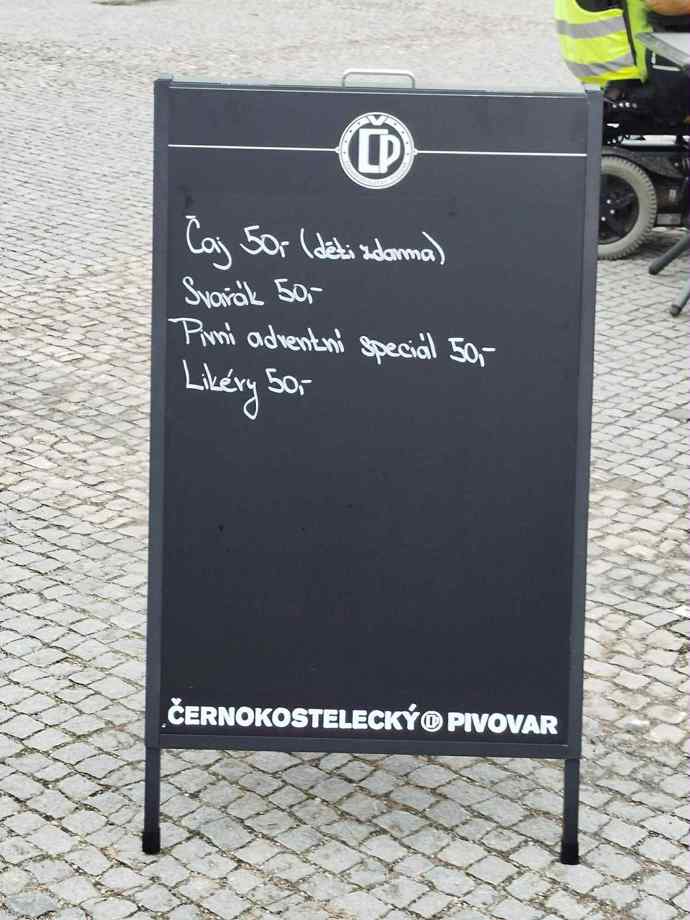 Kdo se bude po procházce cítit unavený, může zavítat do stánku Adventní zastávka, kde mají děti čaj zdarma.