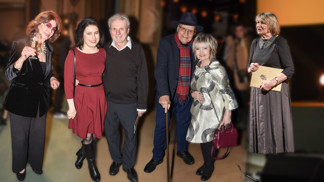 Módní policie z Lucerny: Saskia Burešová si pohrála se sametem, Eliška Balzerová vsadila na odstíny šedé