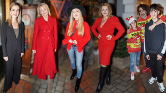 Módní policie z vánočního večírku: Veronika Žilková oblékla krásný červený kabát, Jakub Kohák se sladil s mladším synem