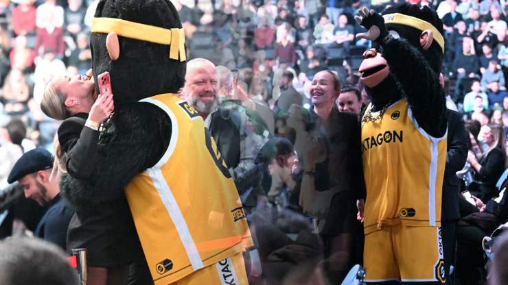 Nela Slováková zapařila s maskotem.