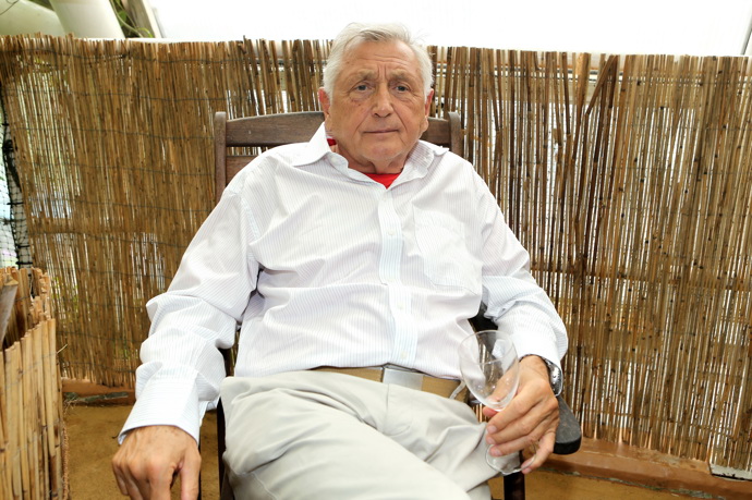 Jiří Menzel patří k legendám českého filmu. Vedle oscarových Ostře sledovaných vlaků natočil například komedii Na samotě u lesa.