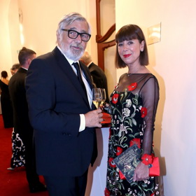 Ležérní zelené mini šaty ale nebyly jediným modelem, který Andrea Bartošková zrecyklovala. Tuto róbu oblékla u příležitosti znovuotevření pražské Státní opery po rekonstrukci v roce 2020.