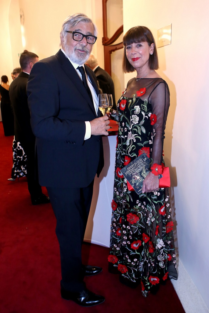 Ležérní zelené mini šaty ale nebyly jediným modelem, který Andrea Bartošková zrecyklovala. Tuto róbu oblékla u příležitosti znovuotevření pražské Státní opery po rekonstrukci v roce 2020.