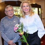 A to vzdor faktu, že když se seznámili, ona byla dvaadvacetiletá studentka, on dvaašedesátiletý světoznámý režisér.