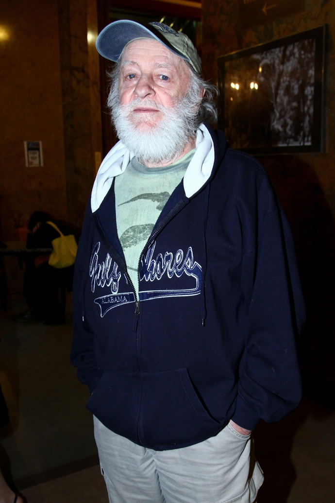 Jednou se mu dokonce ve snu zjevil anděl a ohledně pití mu hrozil. Jiří Pecha byl velmi výraznou hereckou osobností, zahrál si také ve filmu Pupendo, z nejž pochází další snímky.