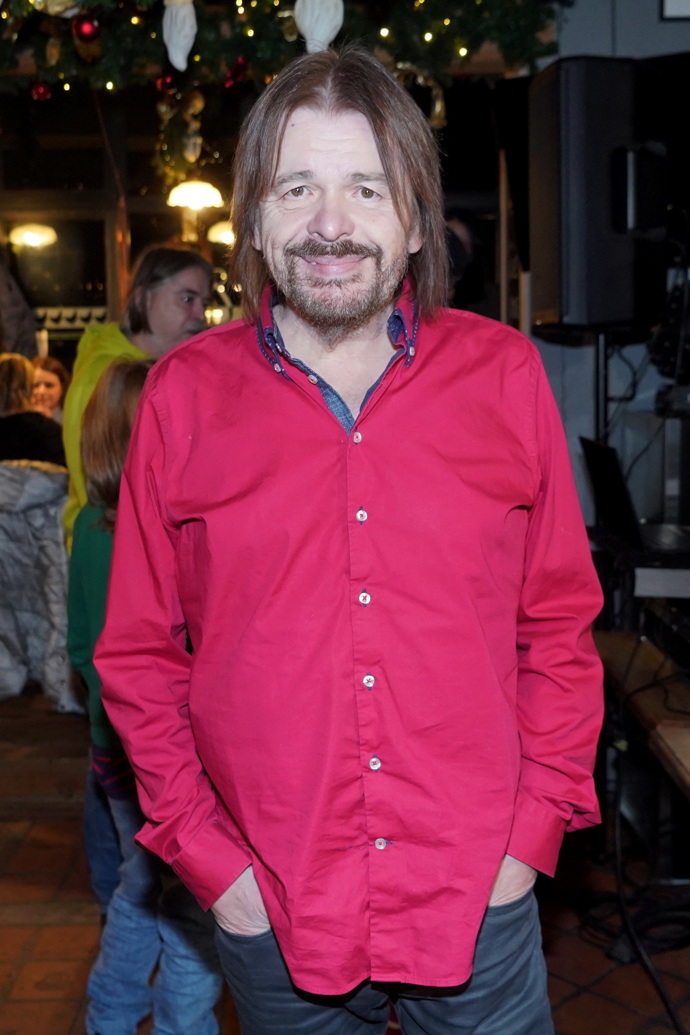 Bohouš Josef oblékl tmavě růžovou košili a nešetřil úsměvy. 