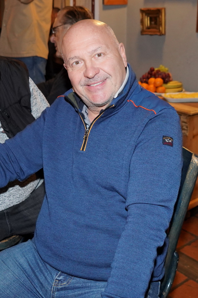 Michal David si večer užíval v tmavě modrém sportovním polo svetru. 