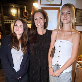 Anežka se pochlubila blond vlasy a přišla v odvážném bílém topu bez rukávů. 